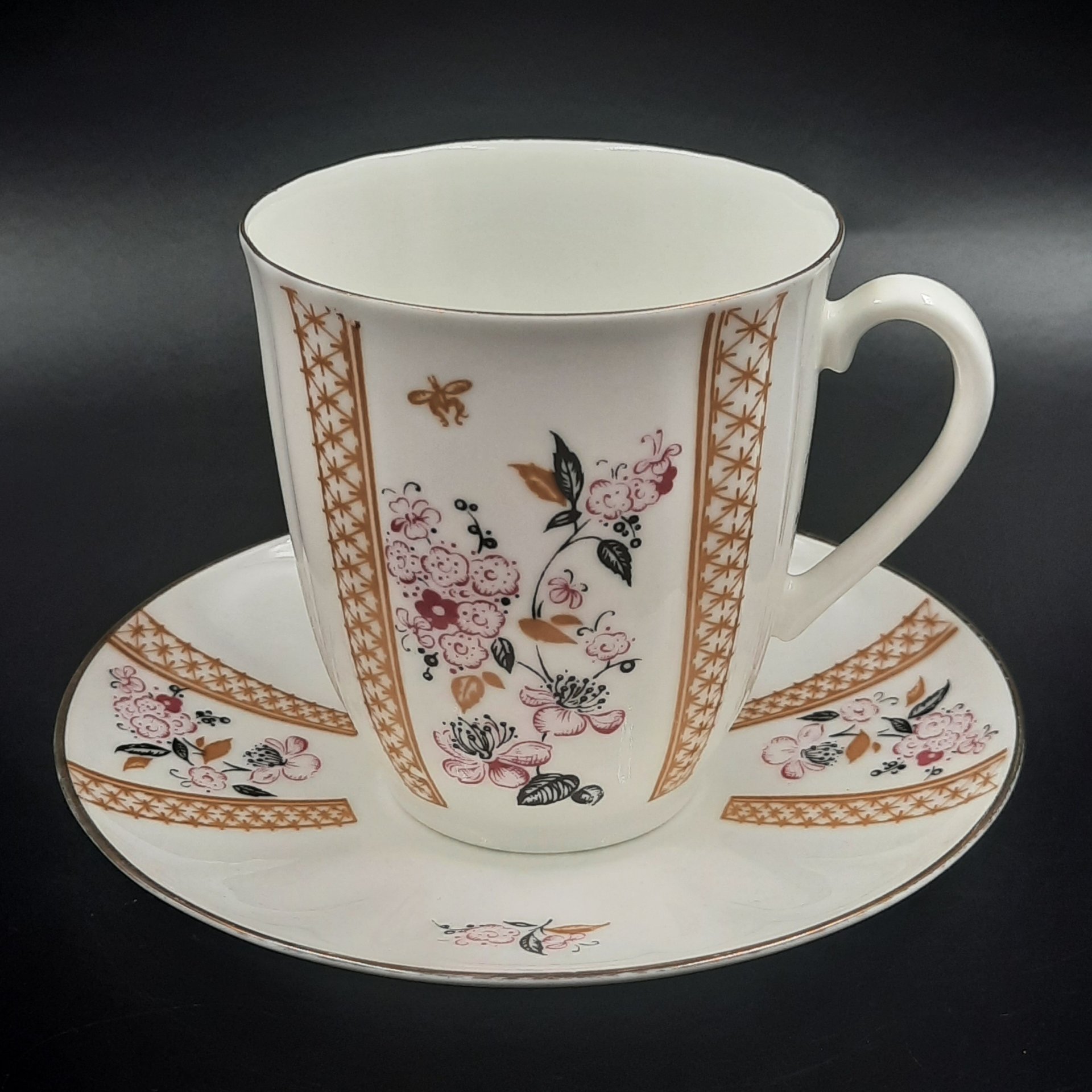 Пара кофейная "Яблоневый цвет", форма "Ветерок" (автор формы Т.С. Линчевская), фарфор, деколь, золочение, Ленинградский фарфоровый завод (ЛФЗ), Россия, 1989-2001 гг.