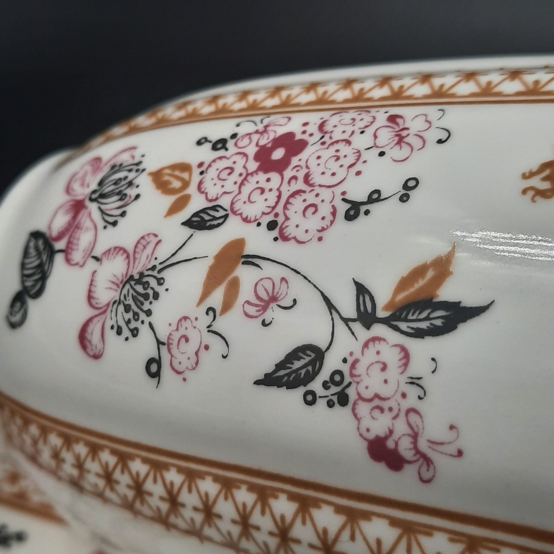 Пара кофейная "Яблоневый цвет", форма "Ветерок" (автор формы Т.С. Линчевская), фарфор, деколь, золочение, Ленинградский фарфоровый завод (ЛФЗ), Россия, 1989-2001 гг.