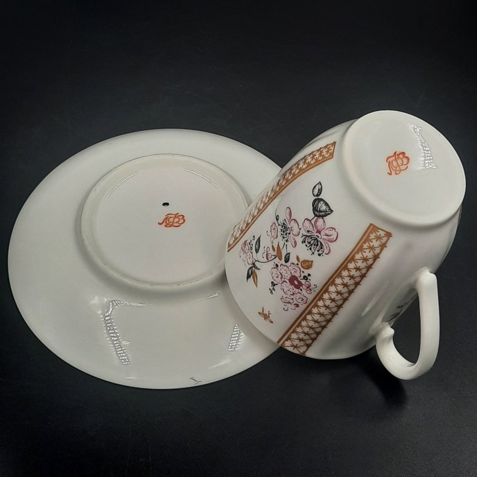Пара кофейная "Яблоневый цвет", форма "Ветерок" (автор формы Т.С. Линчевская), фарфор, деколь, золочение, Ленинградский фарфоровый завод (ЛФЗ), Россия, 1989-2001 гг.