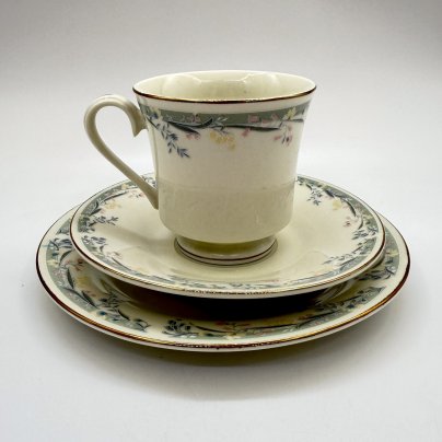 Кофейное трио с флоральным декором, фарфор, деколь, золочение, Китай, 1990-2010 гг.
