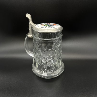 Кружка пивная с крышкой с шуточной трактирной сценкой и надписью на немецком языке "У Таго отец был болен, а теперь он снова пьет, Слава Богу!", стекло, эффект линзы, олово, Frieling-Zinn, Германия, 1960-1980 гг.