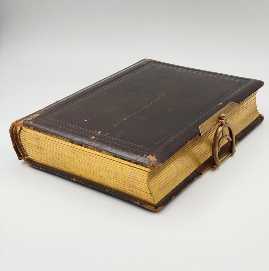 Фотоальбом с фигурной застежкой и позолоченным обрезом, латунь, кожа, картон, Западная Европа, 1890-1920 гг.