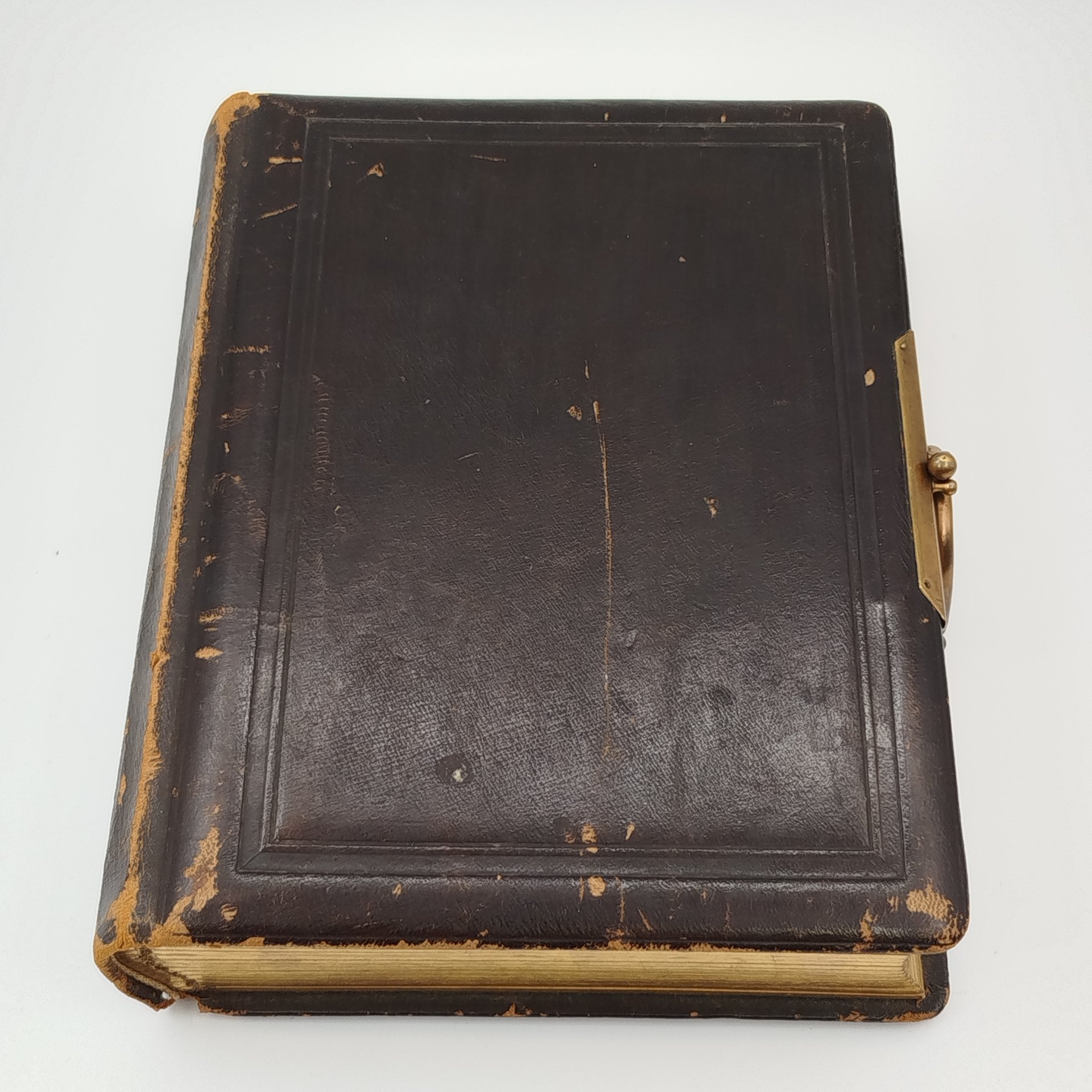 Фотоальбом с фигурной застежкой и позолоченным обрезом