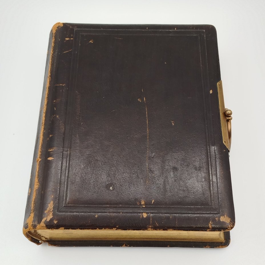 Фотоальбом с фигурной застежкой и позолоченным обрезом, латунь, кожа, картон, Западная Европа, 1890-1920 гг.