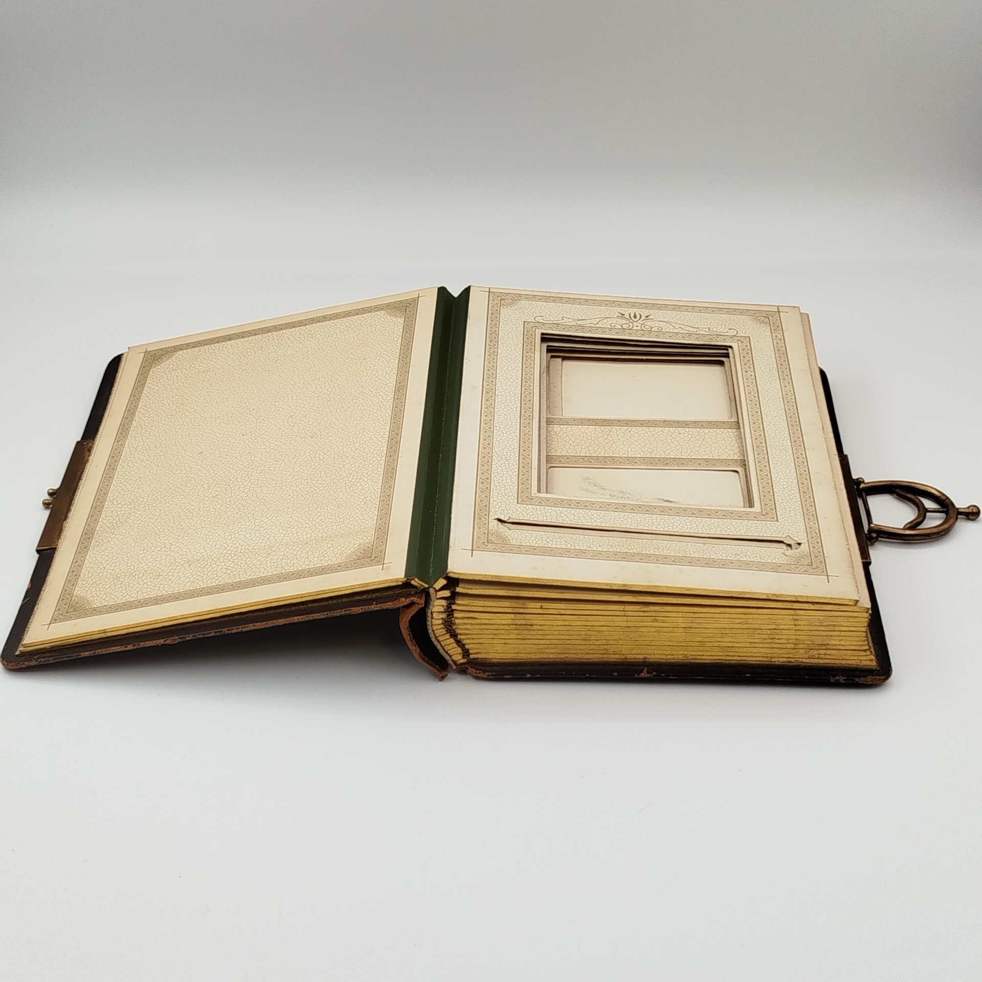 Фотоальбом с фигурной застежкой и позолоченным обрезом