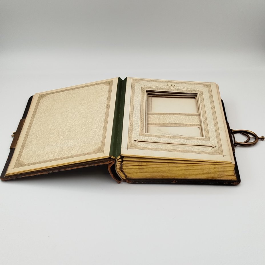 Фотоальбом с фигурной застежкой и позолоченным обрезом, латунь, кожа, картон, Западная Европа, 1890-1920 гг.
