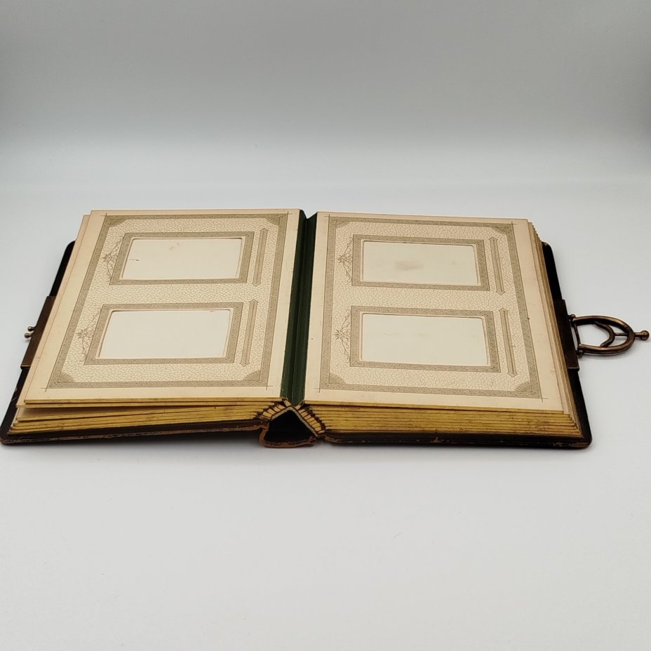 Фотоальбом с фигурной застежкой и позолоченным обрезом, латунь, кожа, картон, Западная Европа, 1890-1920 гг.