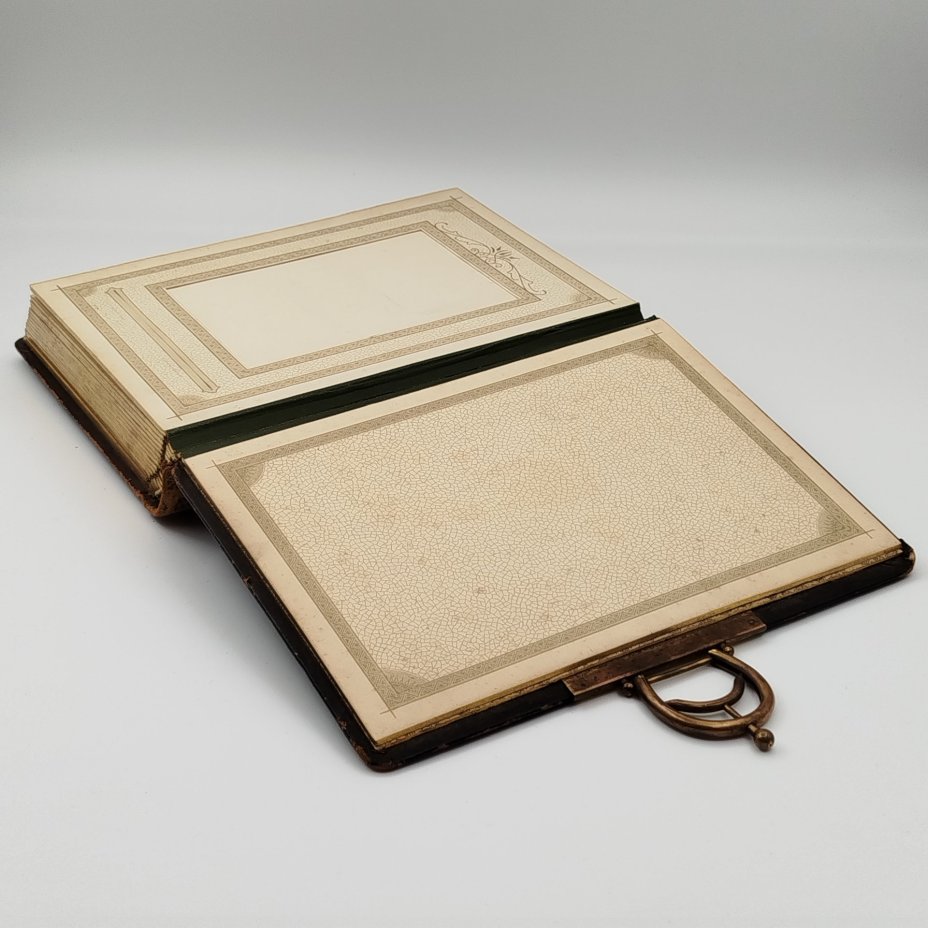 Фотоальбом с фигурной застежкой и позолоченным обрезом, латунь, кожа, картон, Западная Европа, 1890-1920 гг.