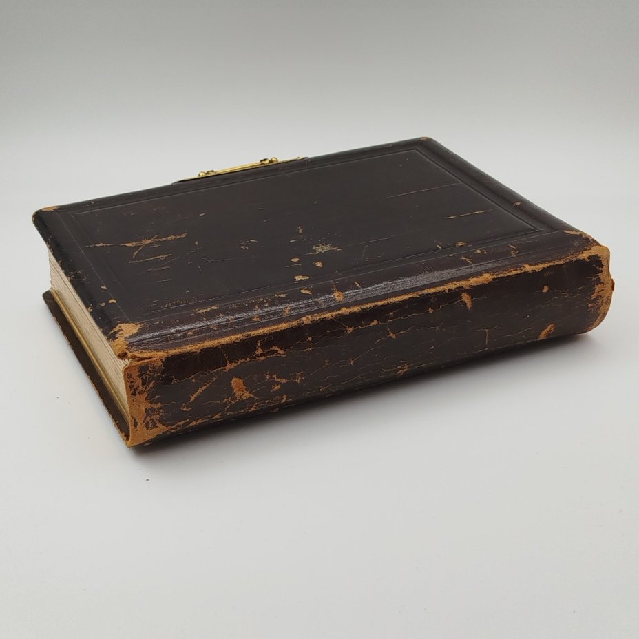 Фотоальбом с фигурной застежкой и позолоченным обрезом, латунь, кожа, картон, Западная Европа, 1890-1920 гг.