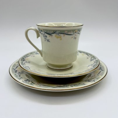 Кофейное трио с флоральным декором, фарфор, деколь, золочение, Китай, 1990-2010 гг.