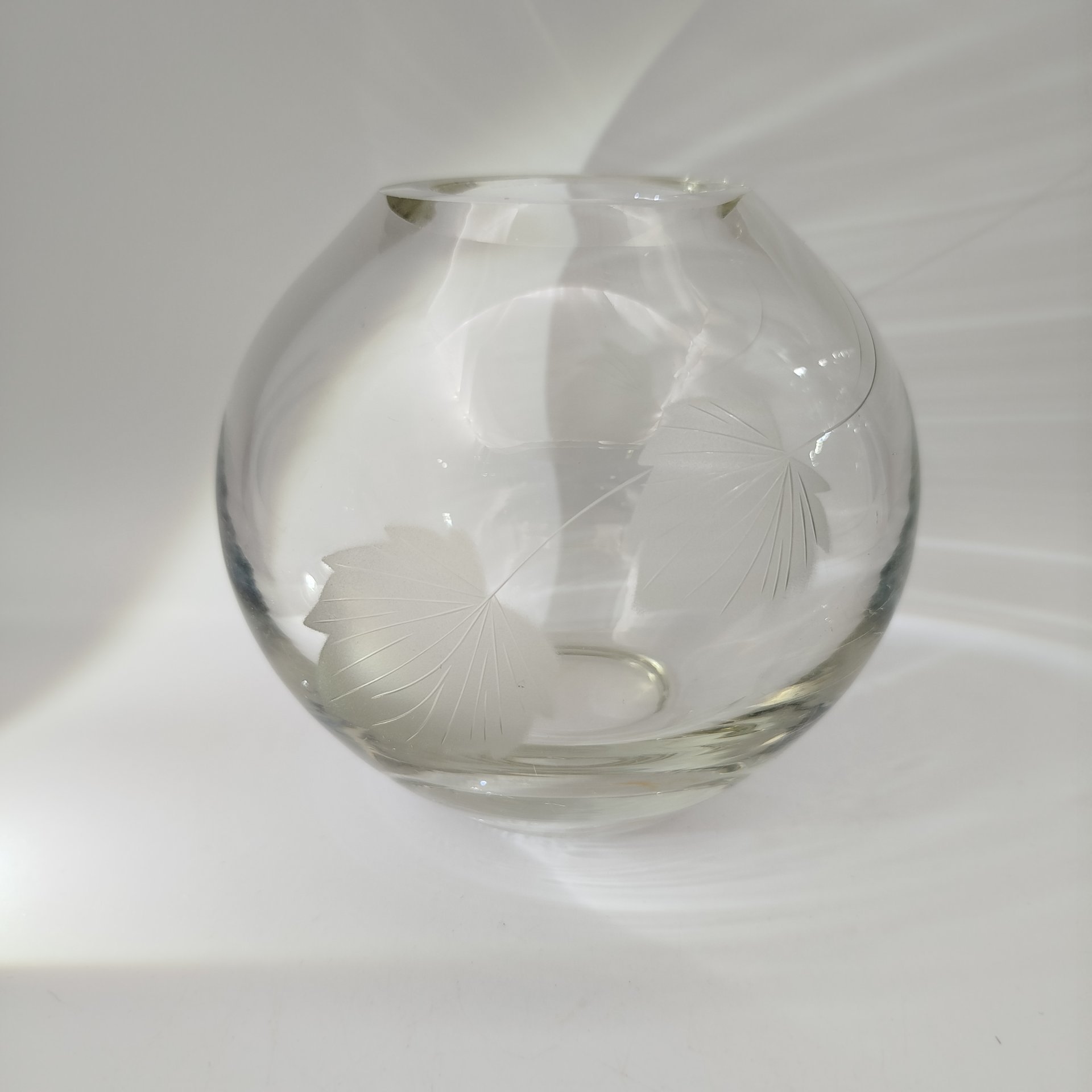 Ваза круглой формы, стекло, резьба, СССР, 1970-1990 гг.