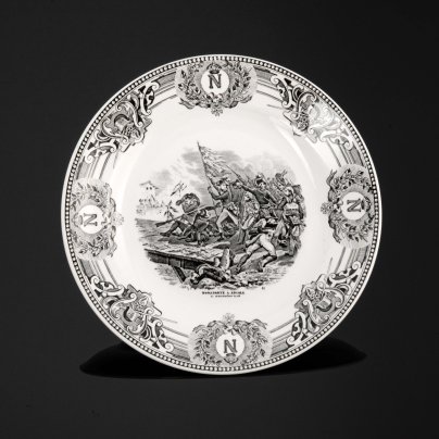 Тарелка коллекционная с изображением картины Ораса Верне "Bonaparte à Arcole 12 novembre 1796" ("Бонапарт на Аркольском мосту"), мануфактура Boch la Louviere, фаянс, деколь