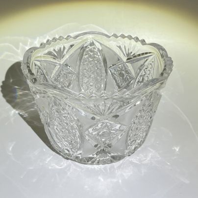 Салатник круглой формы с фигурным краем и резным геометрическим декором, хрусталь, алмазная грань, СССР, 1970-1990 гг.