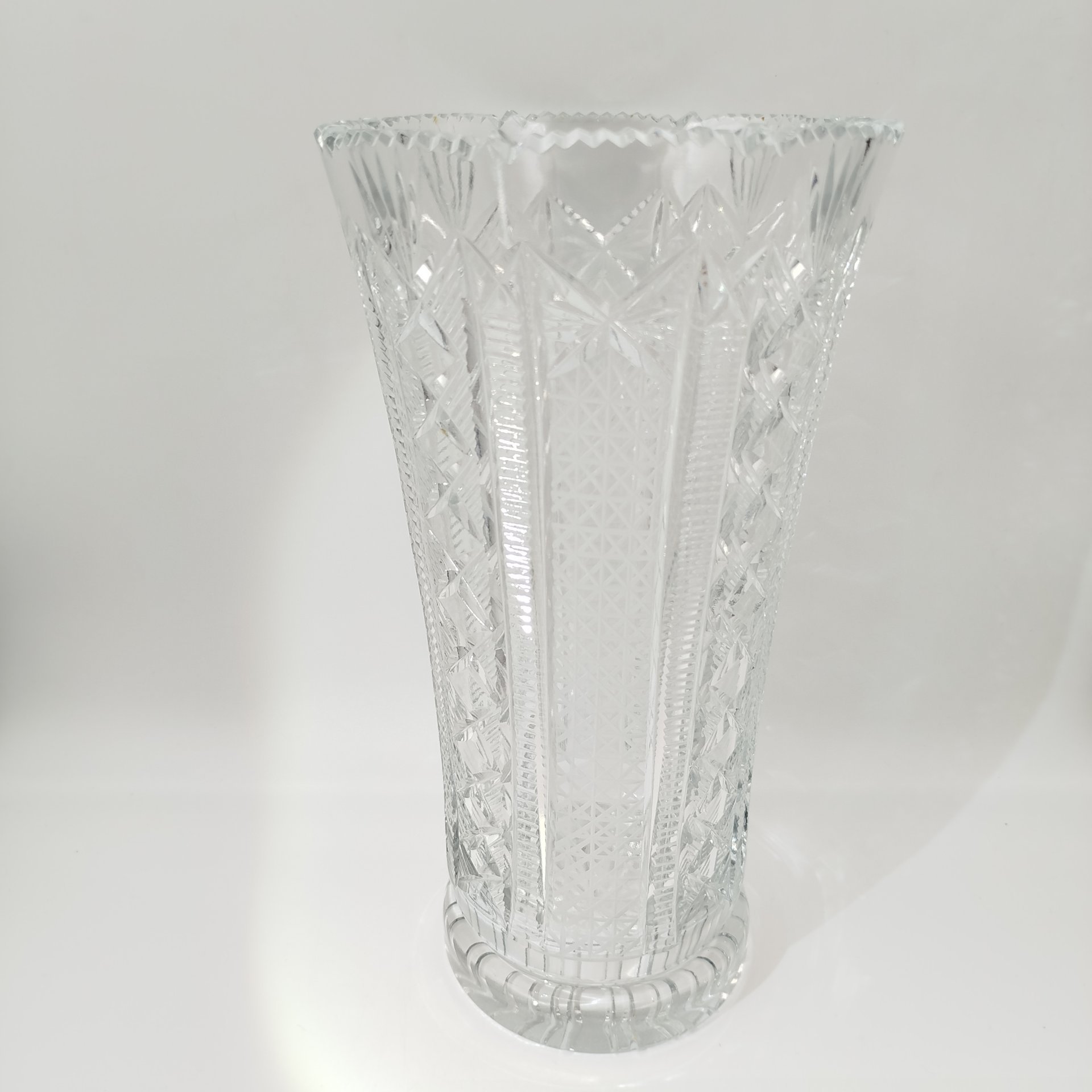 Ваза расширяющейся кверху цилиндрической формы с геометрическим декором (большая), хрусталь, алмазная грань, СССР, 1970-1990 гг.