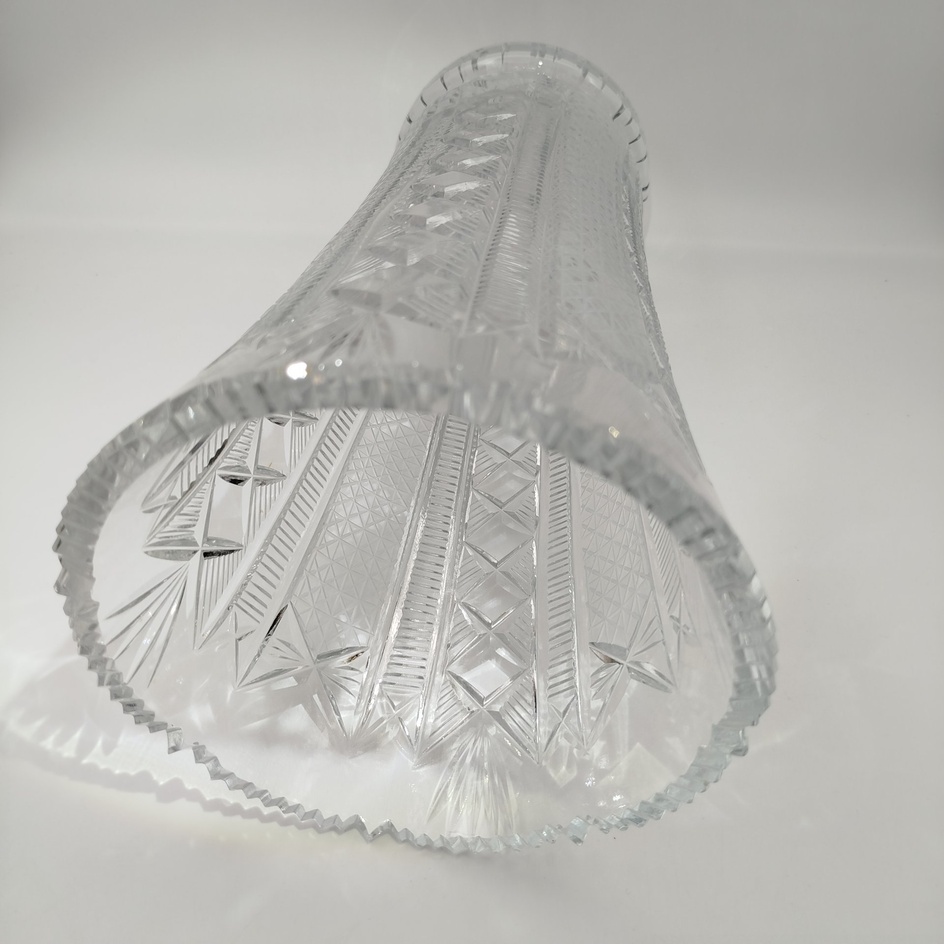 Ваза расширяющейся кверху цилиндрической формы с геометрическим декором (большая), хрусталь, алмазная грань, СССР, 1970-1990 гг.