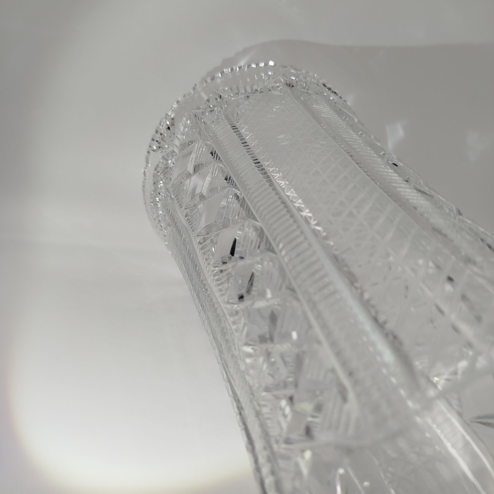 Ваза расширяющейся кверху цилиндрической формы с геометрическим декором (большая), хрусталь, алмазная грань, СССР, 1970-1990 гг.