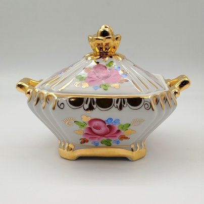 Сахарница (шкатулка), декорированная цветочным декором, фарфор, роспись, золочение, Объединение «Гжель», СССР, 1970-1990 гг.