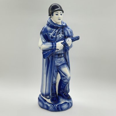 Штоф "Солдат", Гжель, фарфор, роспись, Российская Федерация, 1990-2010 гг.