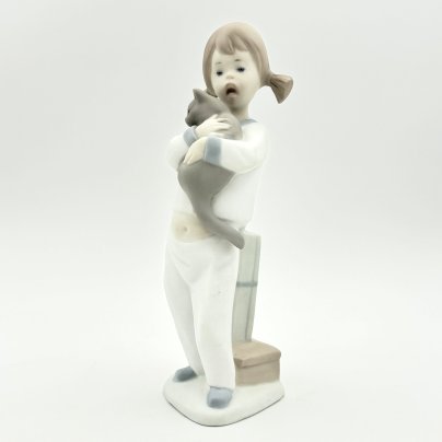 Статуэтка "Девочка с кошкой или сюрприз под Рождество" по модели Lladro, бисквит, роспись