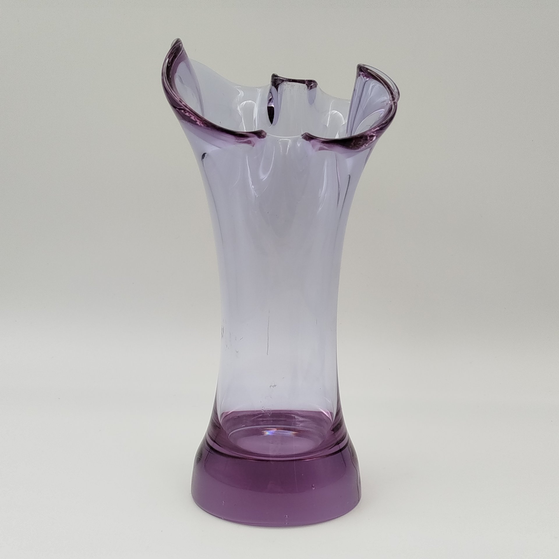 Ваза миниатюрная лилового оттенка, стекло, гутная техника, СССР, 1970-1990 гг.