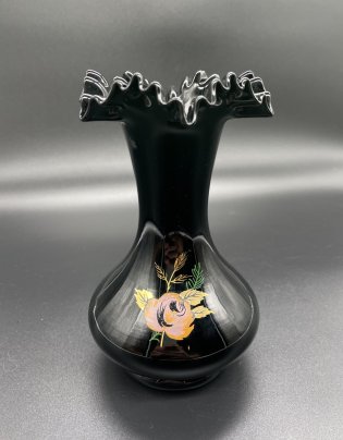 Вазочка "Bohemian glass" чёрного цвета с фестончатым краем и декором в виде розы