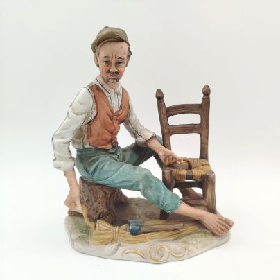 Скульптурная композиция в стилистике Capodimonte "Мебельщик", фарфор, роспись, Япония, 1970-1990 гг.