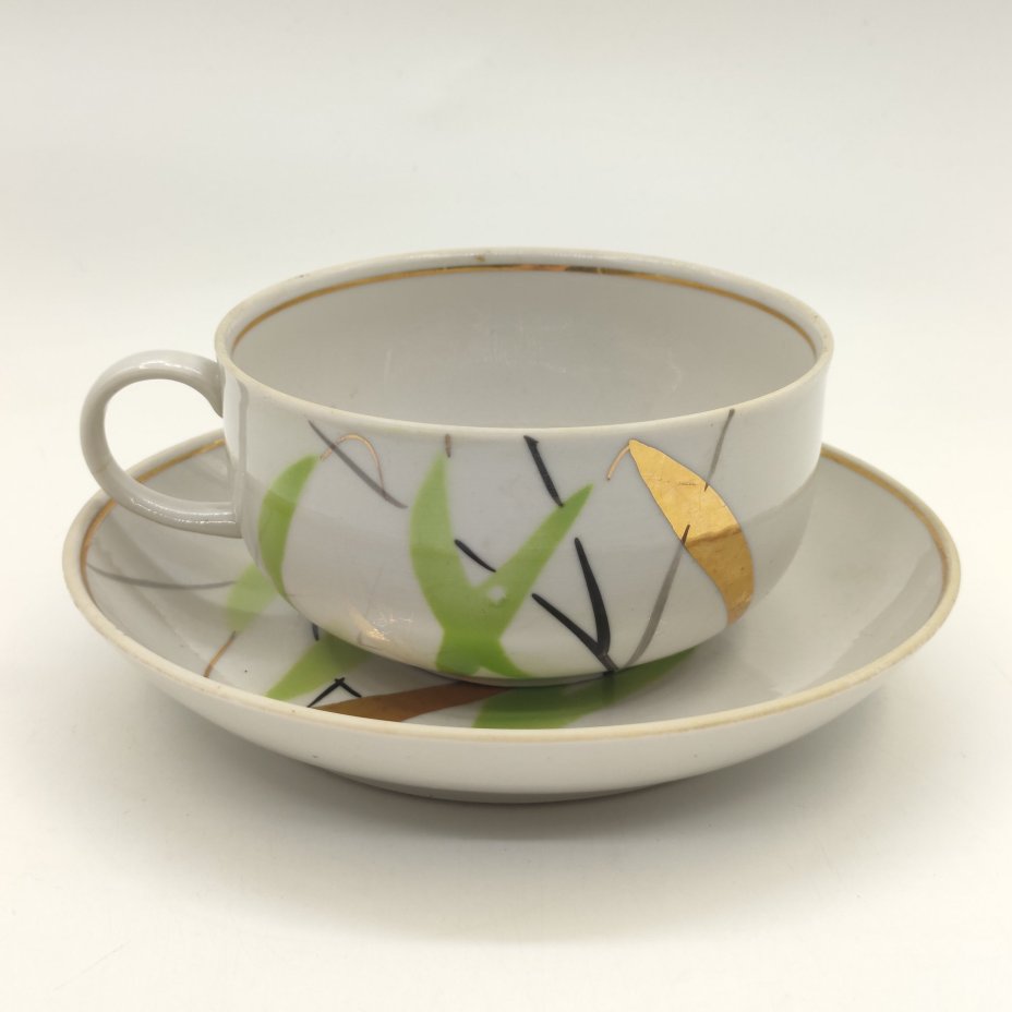 Чайная пара из сервиза «Ивушка», автор росписи Яснецов В., форма «Колечко» Гузанов А., фарфор, роспись, золочение, Дулевский фарфоровый завод (Дулёво), СССР, 1964 г.