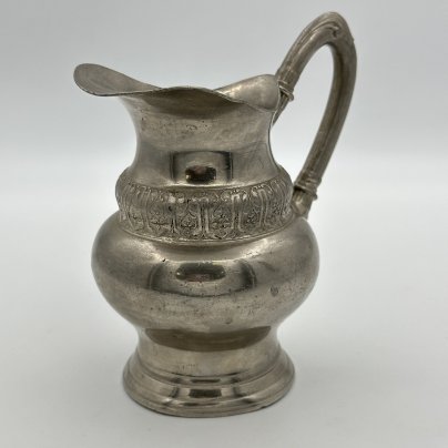 Молочник с орнаментом на тулове и фигурной ручкой, клеймо "Weiss metal", металл
