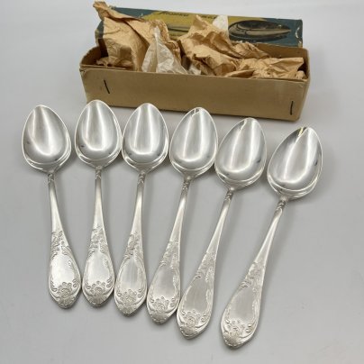 Набор из 6-ти столовых ложек, украшенных растительным декором в оригинальной коробке, мНЦ (медь-никель-цинк), картон, печать, Вольнянский завод столовых приборов им. Шевченко (ЗiШ, ЗиШ), СССР, 1980-1990 гг.