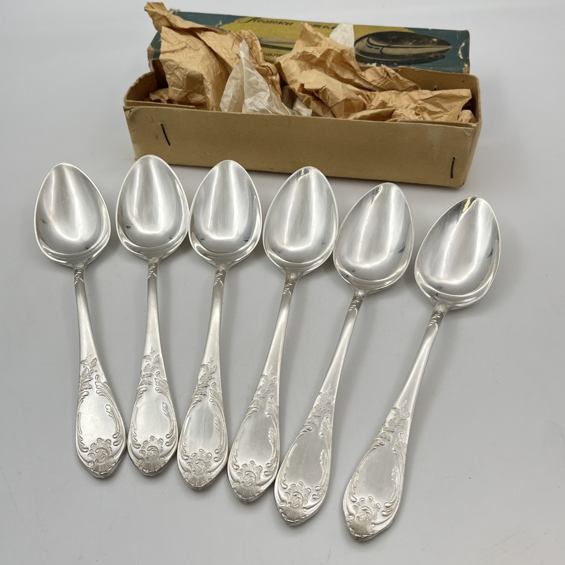 Набор из 6-ти столовых ложек, украшенных растительным декором в оригинальной коробке, мНЦ (медь-никель-цинк), картон, печать, Вольнянский завод столовых приборов им. Шевченко (ЗiШ, ЗиШ), СССР, 1980-1990 гг.