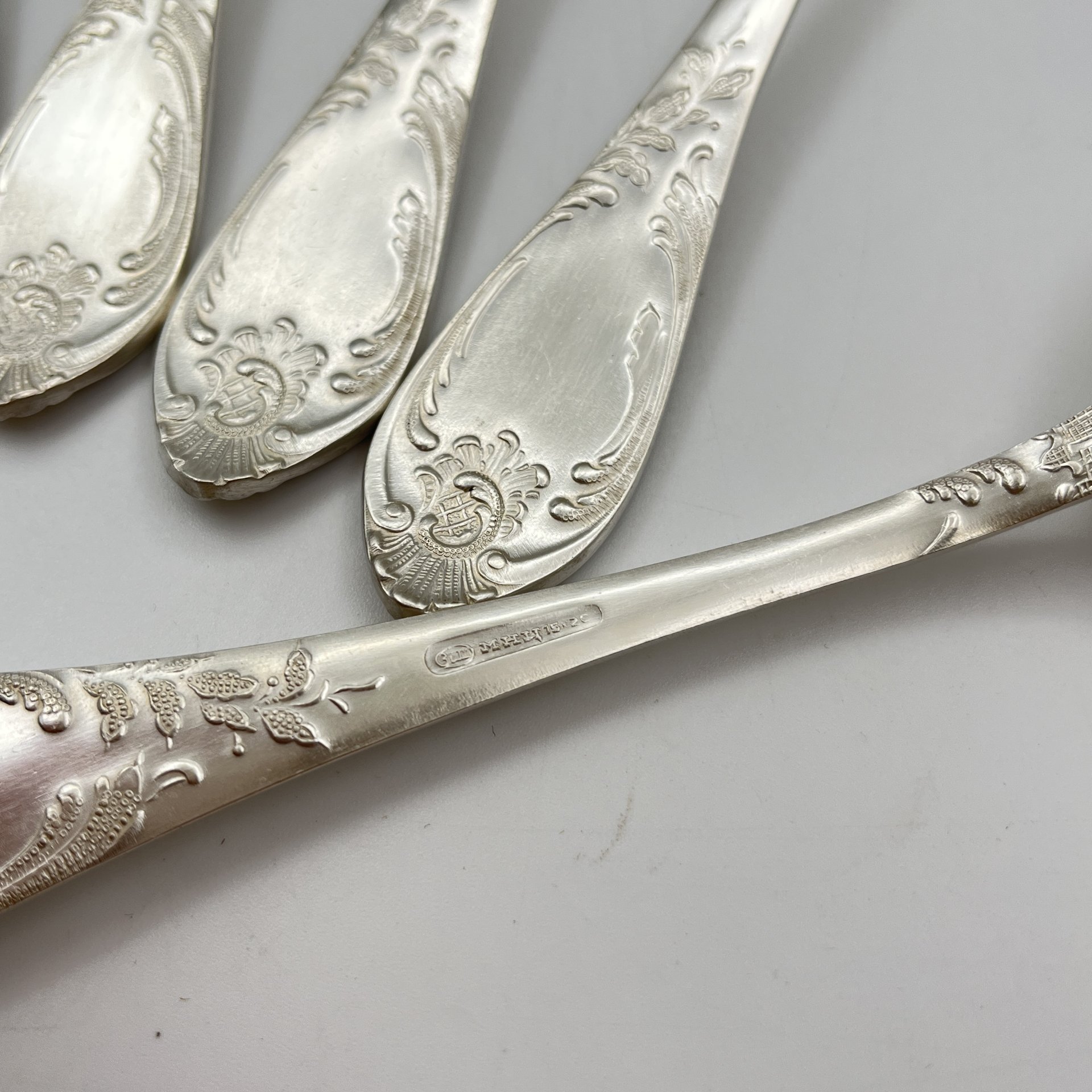 Набор из 6-ти столовых ложек, украшенных растительным декором в оригинальной коробке, мНЦ (медь-никель-цинк), картон, печать, Вольнянский завод столовых приборов им. Шевченко (ЗiШ, ЗиШ), СССР, 1980-1990 гг.