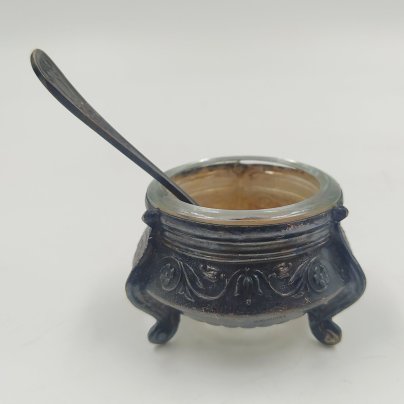 Солонка с миниатюрной ложечкой, мНЦ (медь-никель-цинк), стекло, Мстерская художественная фабрика «Ювелир», СССР, 1978 г.