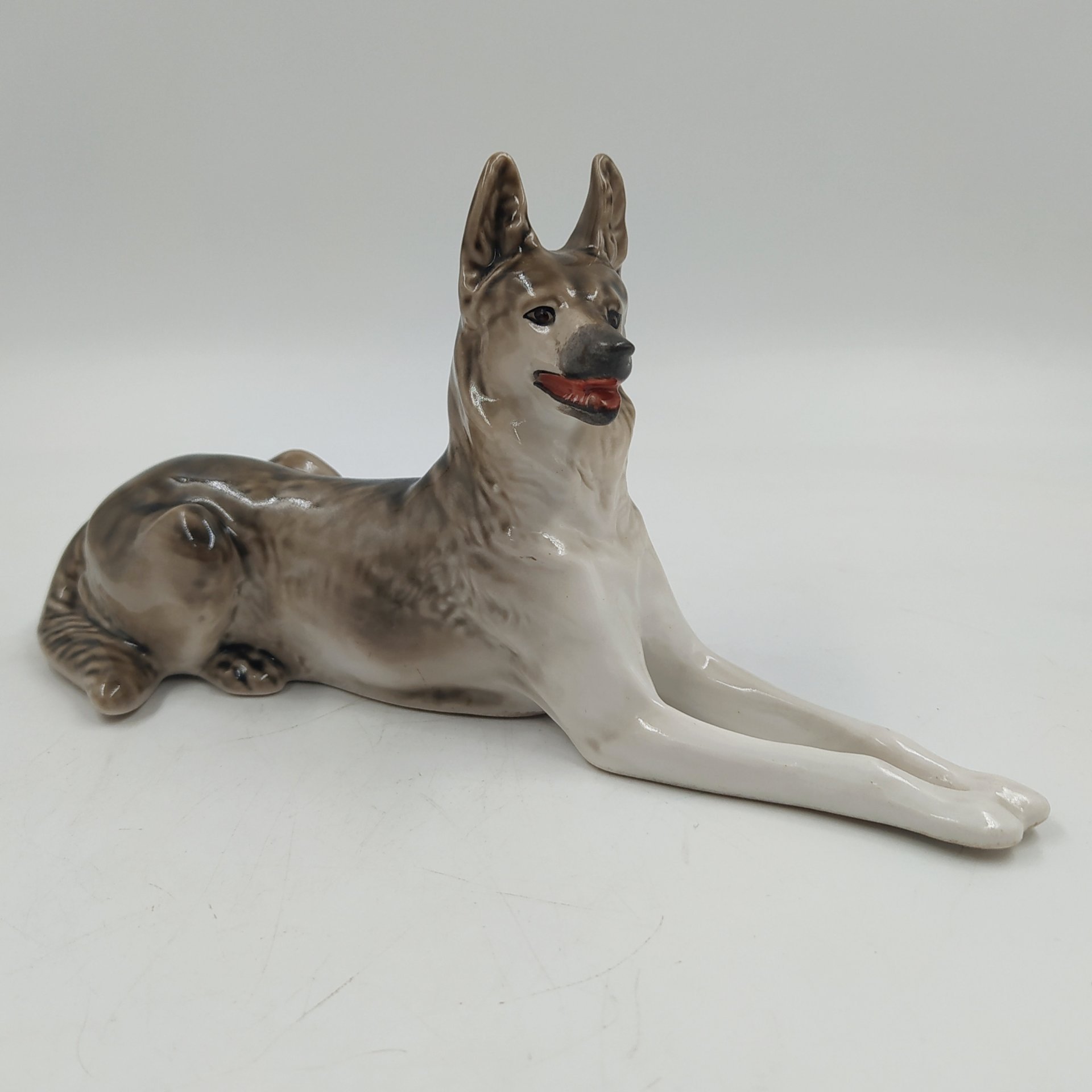 Статуэтка "Немецкая овчарка", скульптор В.С. Драчинская, фарфор, роспись, Ленинградский фарфоровый завод (ЛФЗ), СССР, 1960-1970 гг.