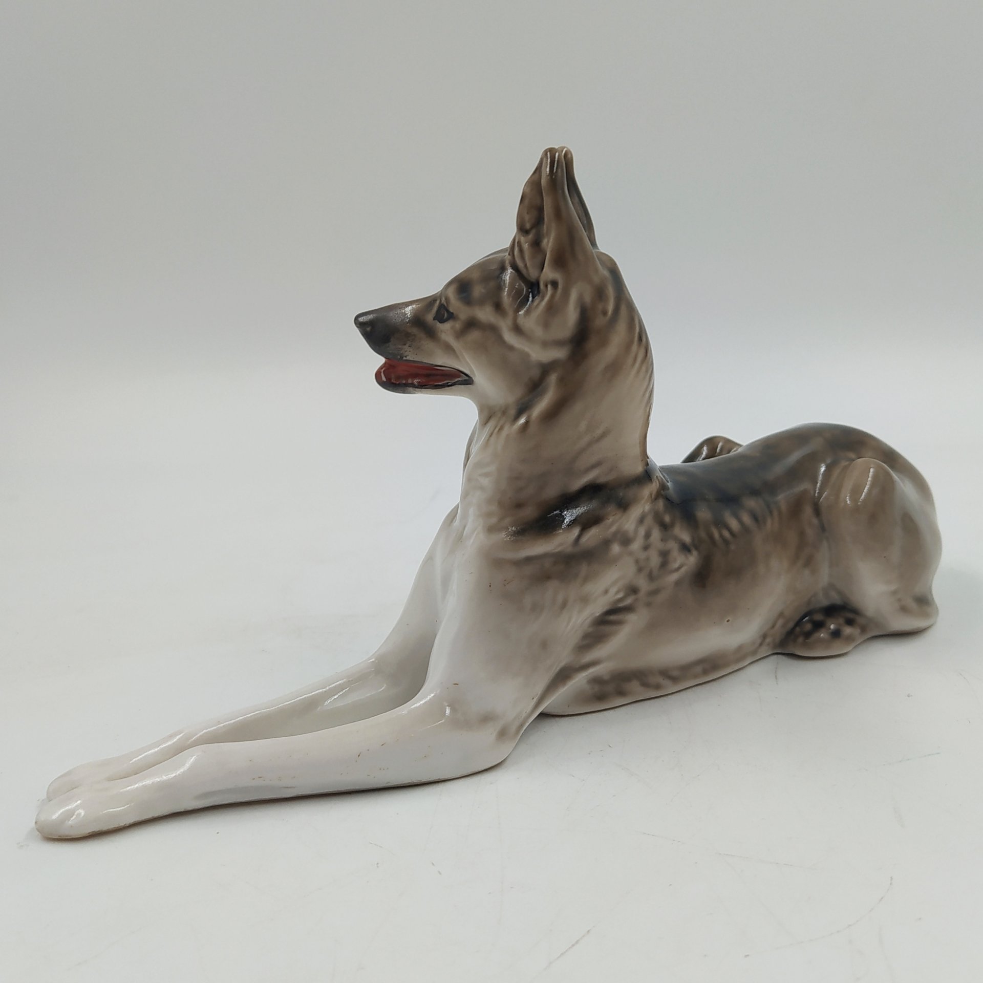 Статуэтка "Немецкая овчарка", скульптор В.С. Драчинская, фарфор, роспись, Ленинградский фарфоровый завод (ЛФЗ), СССР, 1960-1970 гг.