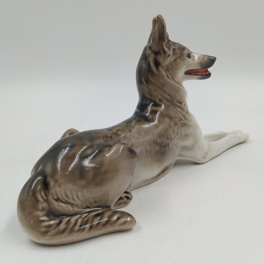 Статуэтка "Немецкая овчарка", скульптор В.С. Драчинская, фарфор, роспись, Ленинградский фарфоровый завод (ЛФЗ), СССР, 1960-1970 гг.