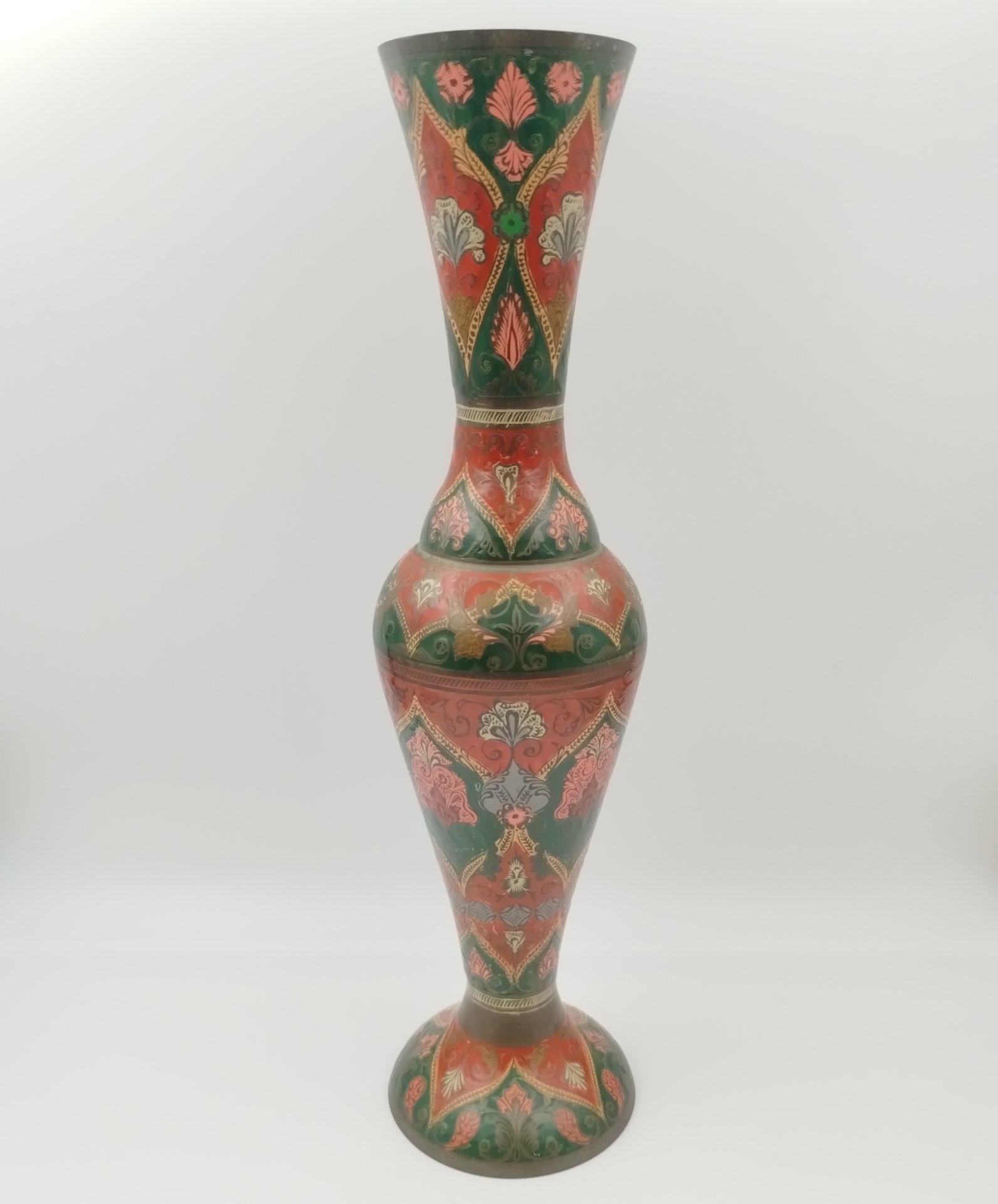 Ваза в восточном стиле, украшенная растительным и цветочным декором, латунь, гравировка, Индия, 1980-2000 гг.