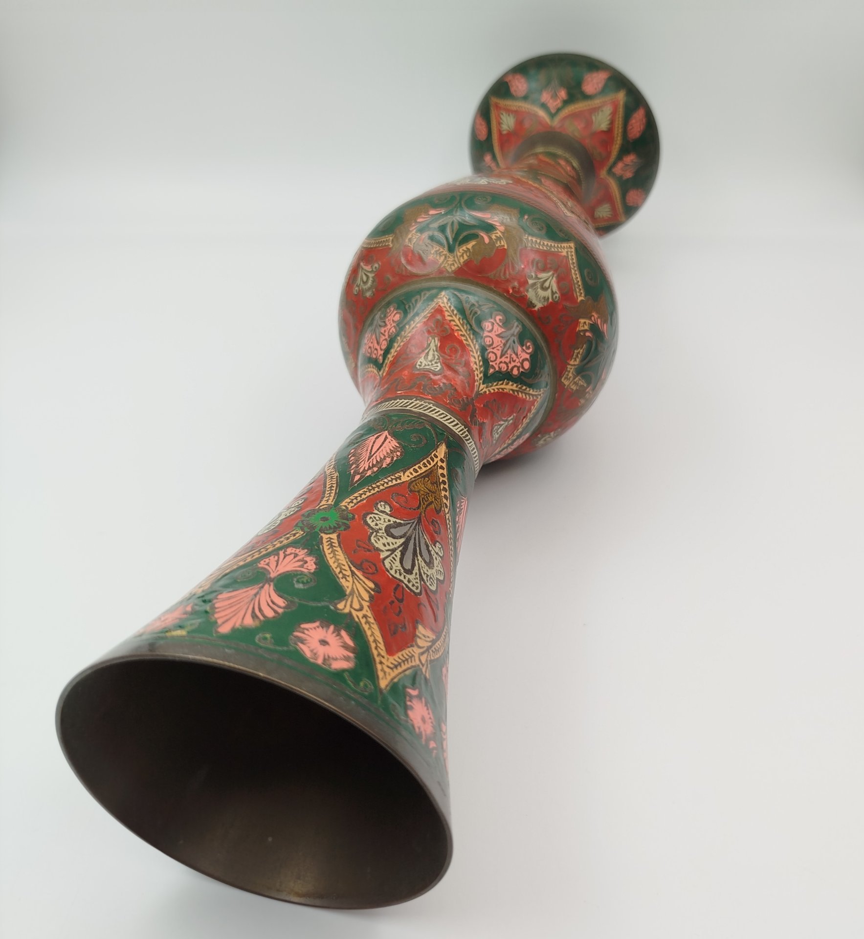 Ваза в восточном стиле, украшенная растительным и цветочным декором, латунь, гравировка, Индия, 1980-2000 гг.