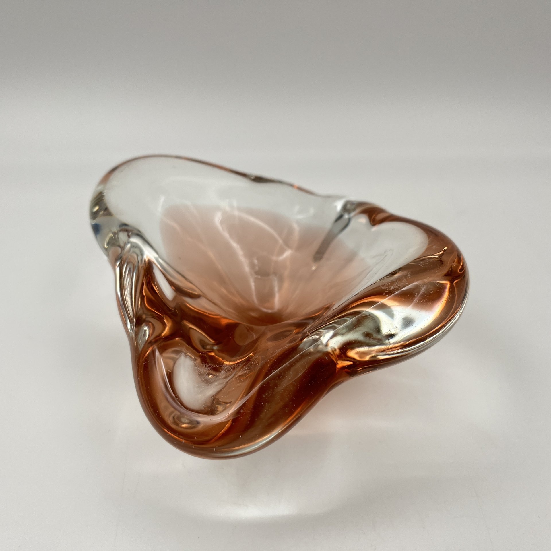 Пепельница оригинальной формы розоватого оттенка, стекло, Чехословакия, 1970-1990 гг.