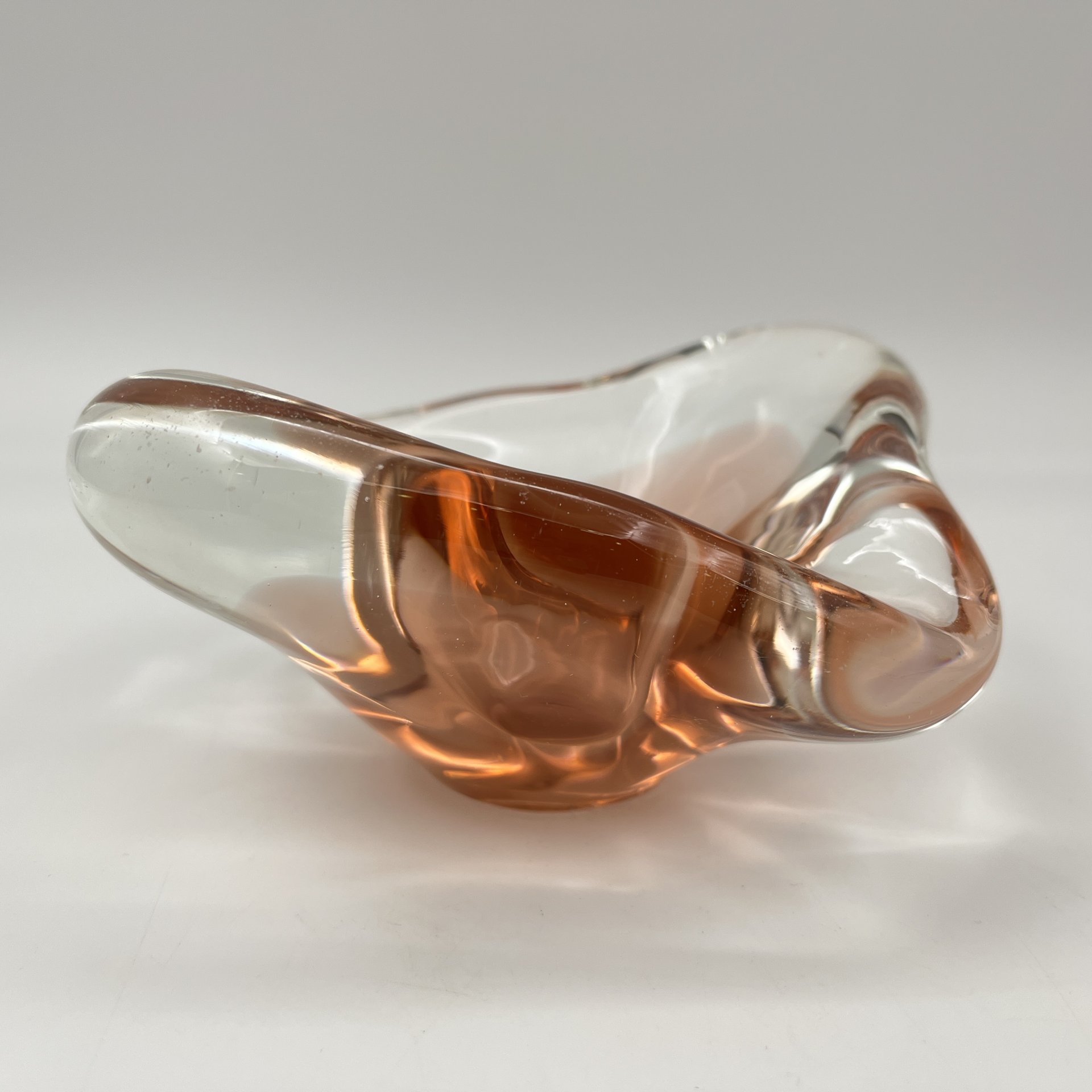 Пепельница оригинальной формы розоватого оттенка, стекло, Чехословакия, 1970-1990 гг.