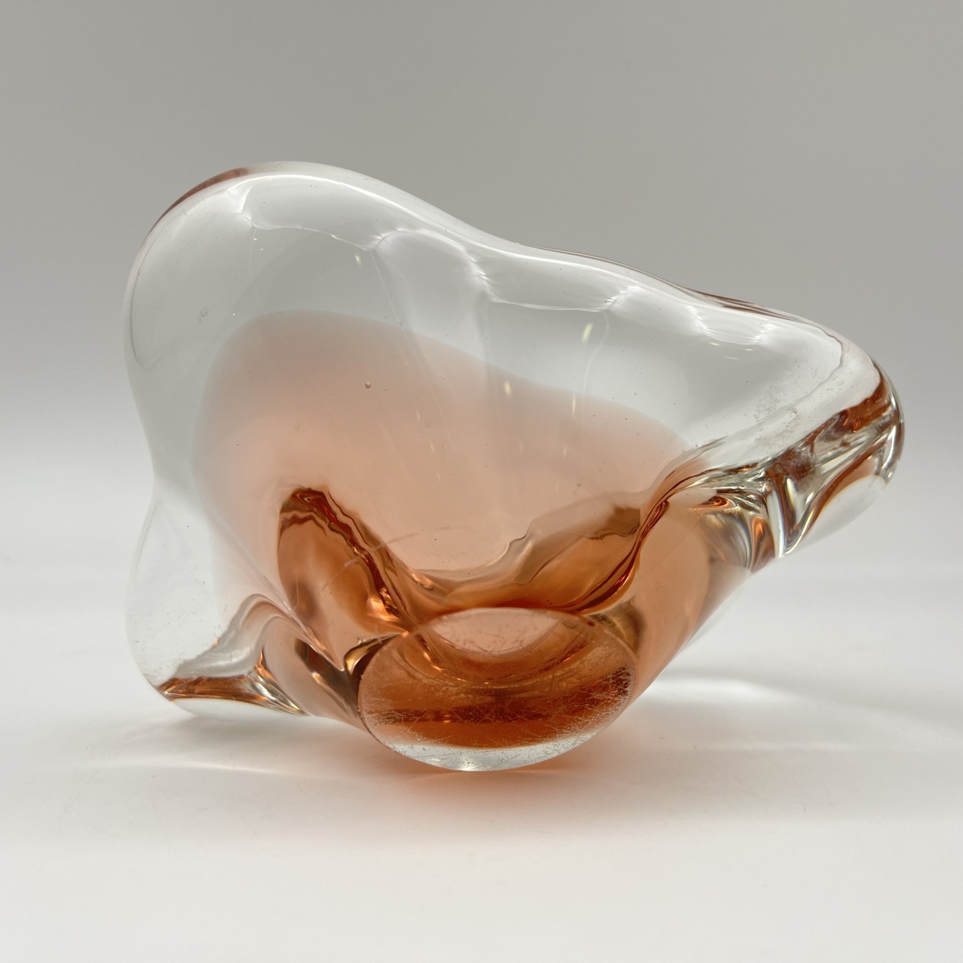 Пепельница оригинальной формы розоватого оттенка, стекло, Чехословакия, 1970-1990 гг.