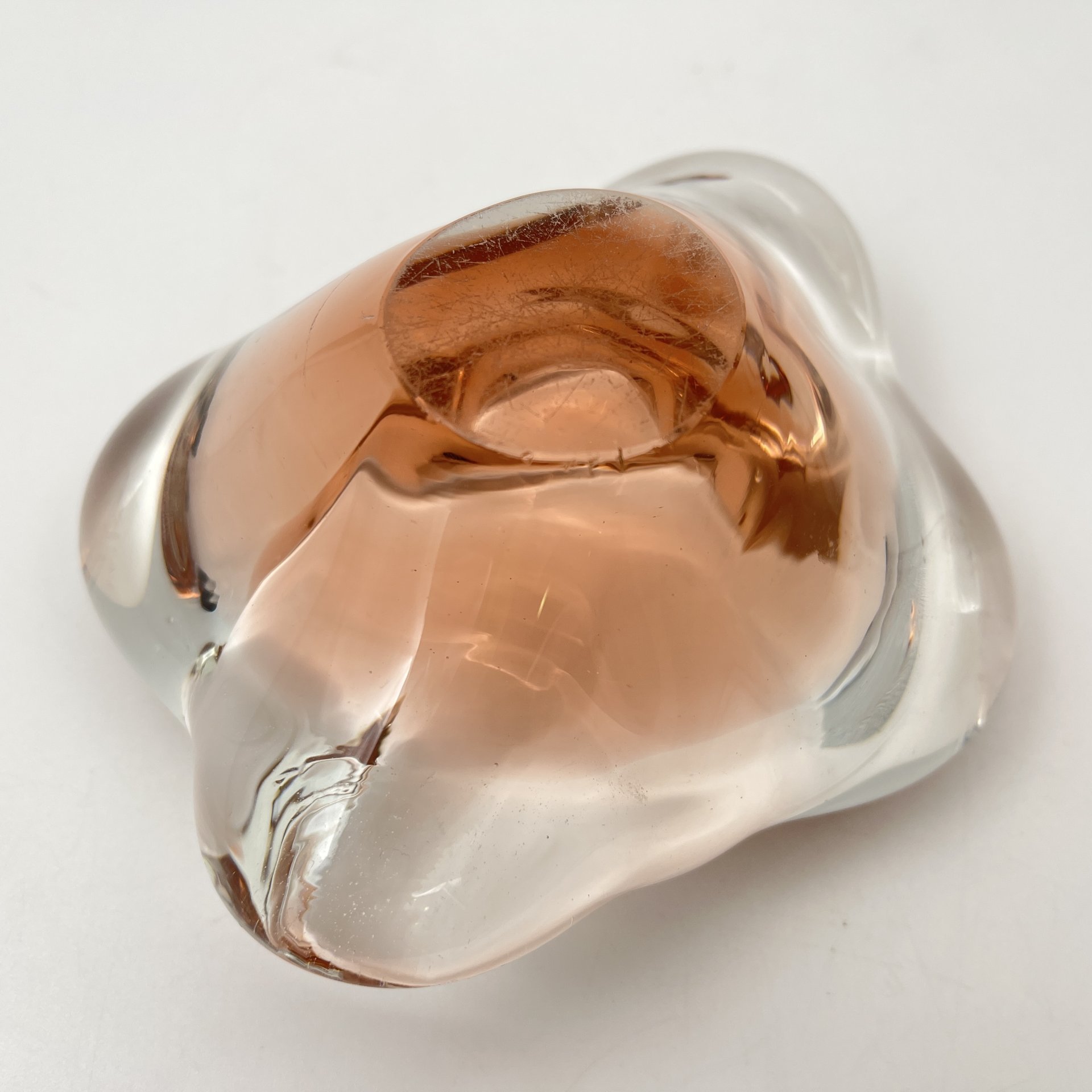 Пепельница оригинальной формы розоватого оттенка, стекло, Чехословакия, 1970-1990 гг.