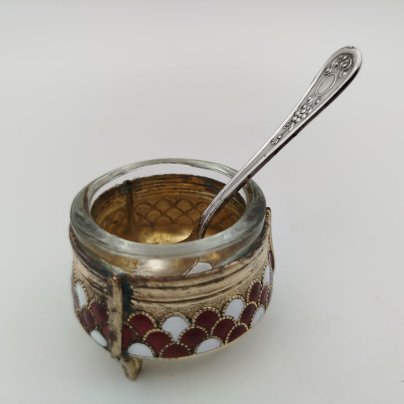 Солонка с декором в виде чешуи и ложечкой, мельхиор (медь-никель), эмали, стекло, Мстерская художественная фабрика «Ювелир»