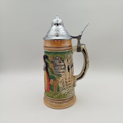 Кружка пивная с крышкой , украшенная сценой флирта, керамика, рельеф, люстр, крышка - сплав металлов, Marzi & Remy, Германия, 1960-1990 гг.