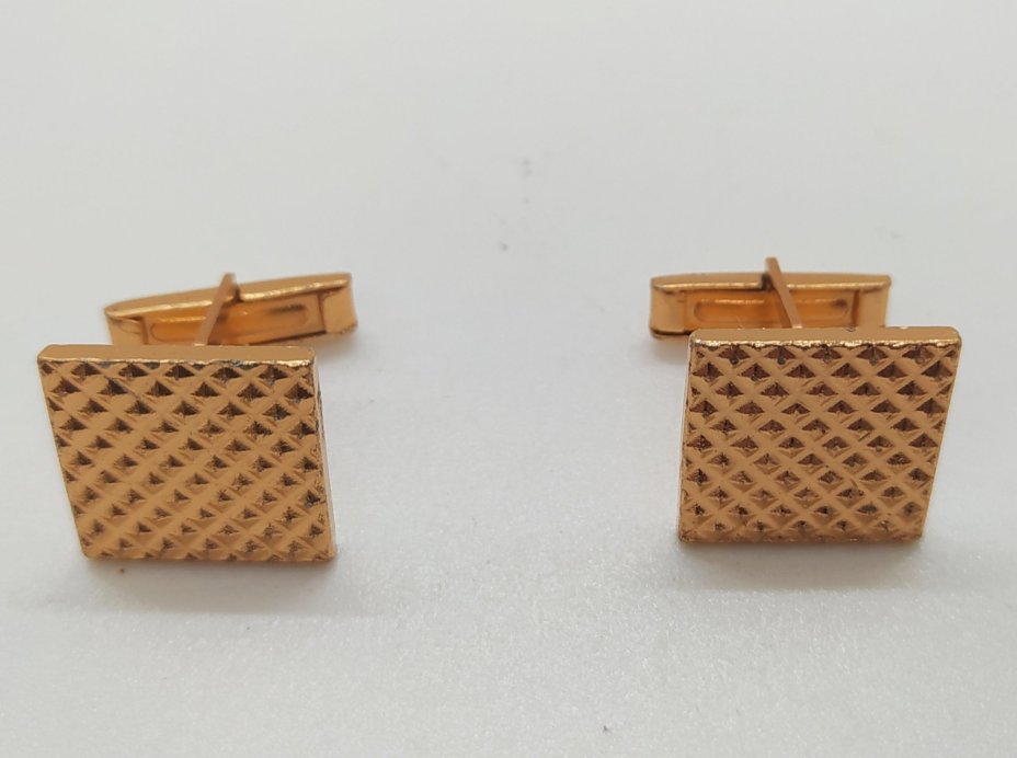 Запонки квадратной формы