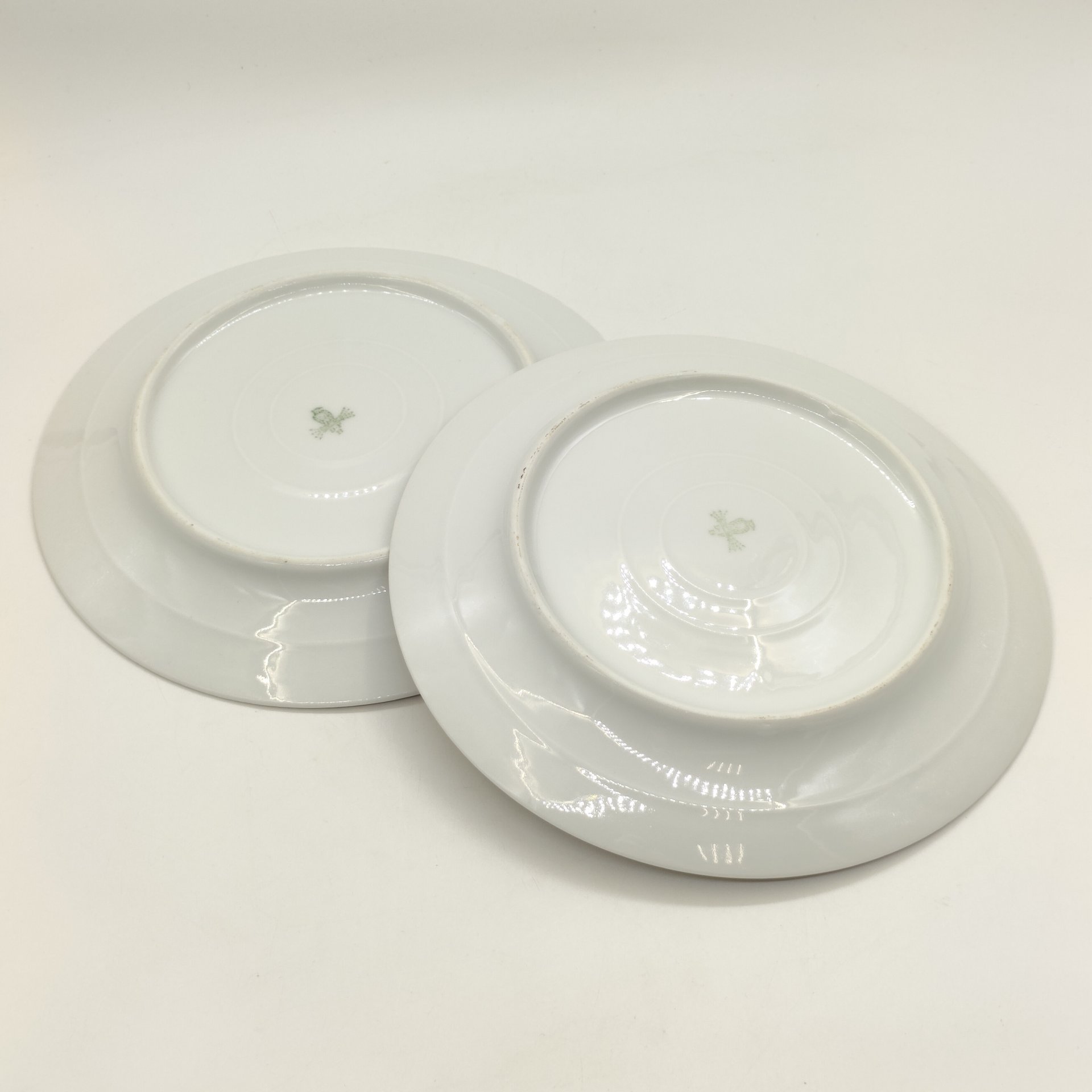 Пара десертных тарелок с цветочным декором, De Fuisseaux Baudour