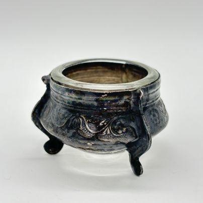Солонка с растительным декором, мельхиор (медь-никель), стекло, Мстерская художественная фабрика «Ювелир», СССР, 1960-1980 гг.