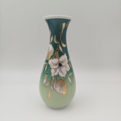 Ваза, украшенная изображением  распустившихся цветов, фарфор, крытье, роспись, золочение, VEB Schaubach Kunst Lichte-Wallendorf, Германия, 1953-1962 гг.