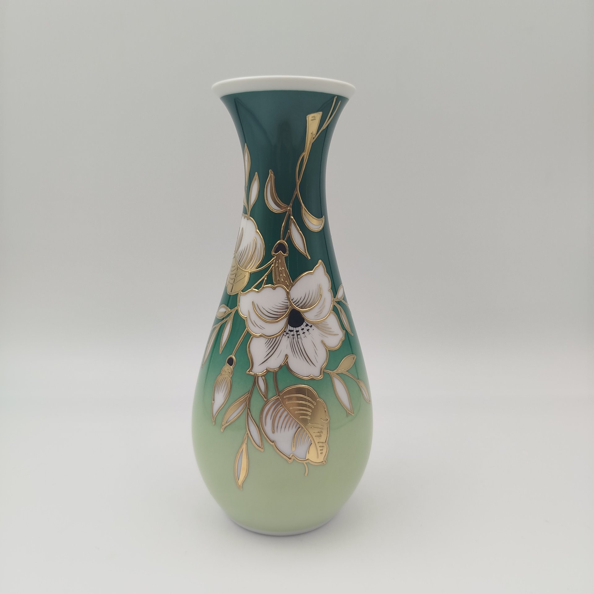 Ваза, украшенная изображением  распустившихся цветов, фарфор, крытье, роспись, золочение, VEB Schaubach Kunst Lichte-Wallendorf, Германия, 1953-1962 гг.