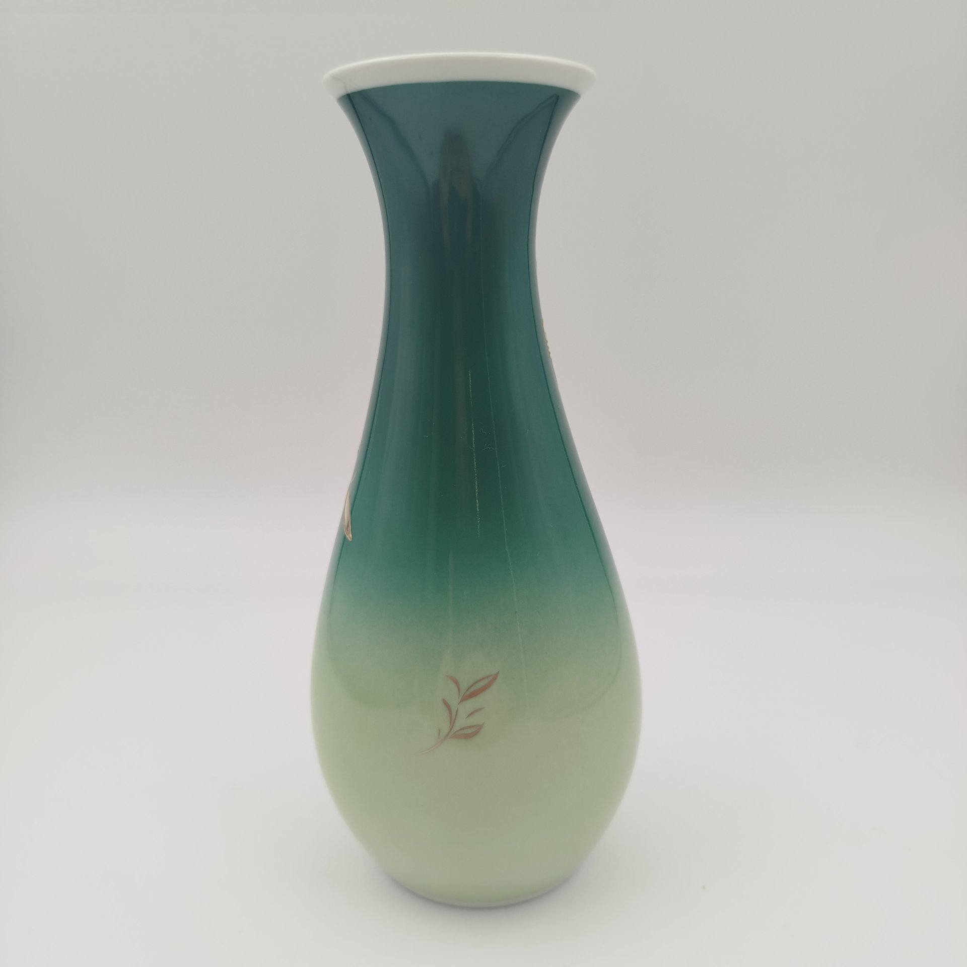 Ваза, украшенная изображением  распустившихся цветов, фарфор, крытье, роспись, золочение, VEB Schaubach Kunst Lichte-Wallendorf, Германия, 1953-1962 гг.