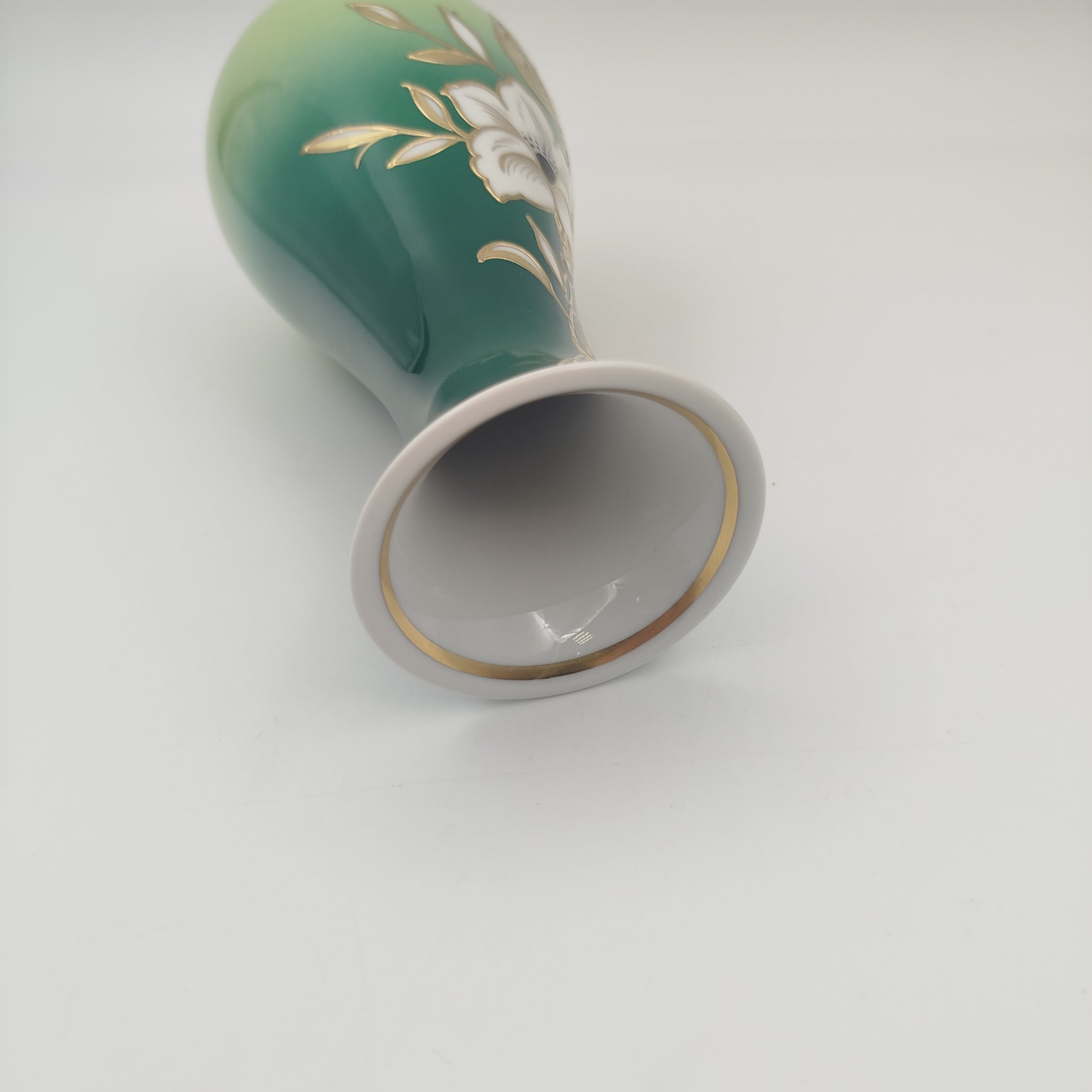 Ваза, украшенная изображением  распустившихся цветов, фарфор, крытье, роспись, золочение, VEB Schaubach Kunst Lichte-Wallendorf, Германия, 1953-1962 гг.